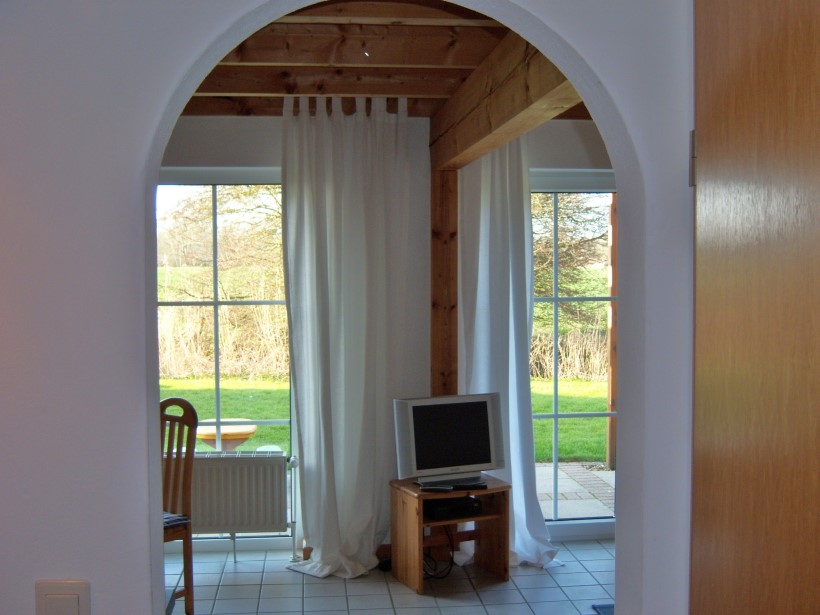 Blick vom Flur zum Wohnzimmer - Ferienhaus Otterndorf Brausewind